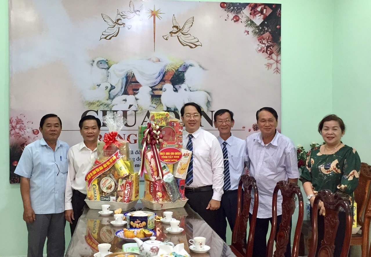 Đoàn tặng quà, chúc mừng Giáng sinh tại Chi hội Tin lành Tây Ninh, TP Tây Ninh