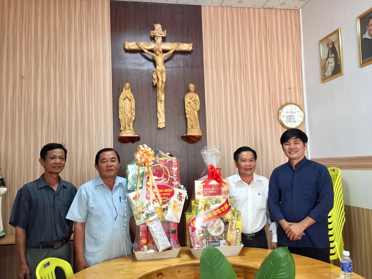 Đoàn tặng quà, chúc mừng Giáng sinh tại Giáo xứ Thánh mẫu Hòa Bình, huyện Châu Thành