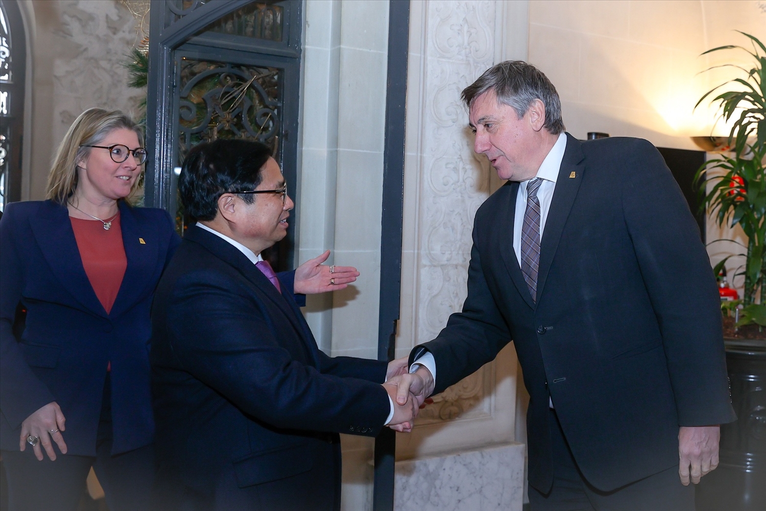 Thủ hiến vùng Flanders chào đón Thủ tướng Phạm Minh Chính tới thăm - Ảnh: VGP/Nhật Bắc