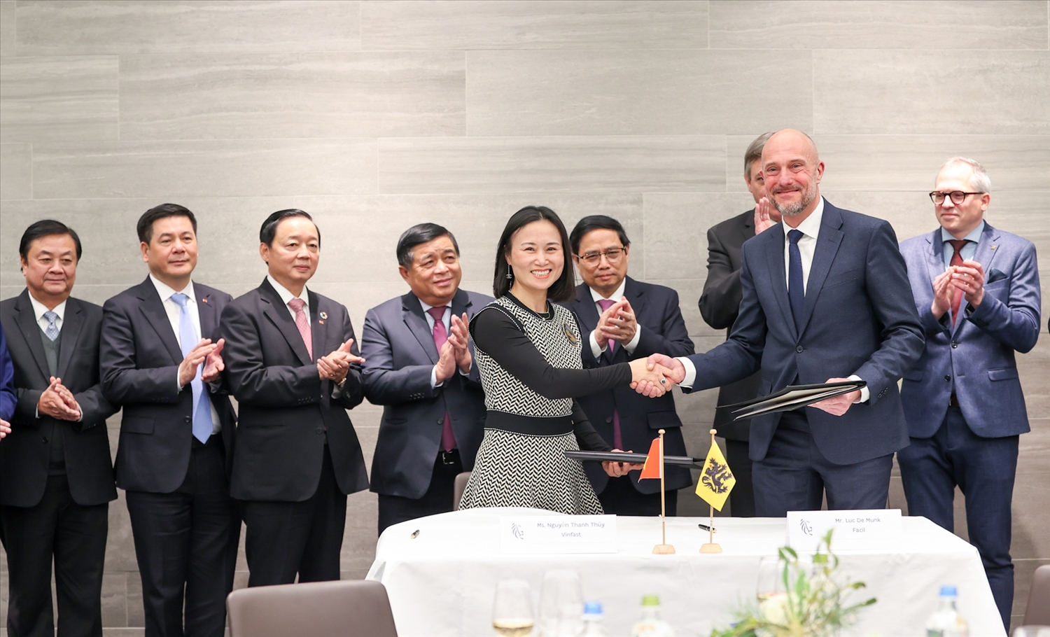 Thủ tướng chứng kiến lễ ký kết ý định thư hợp tác giữa Vinfast (Việt Nam) và Facil (Bỉ) - Ảnh: VGP/Nhật Bắc