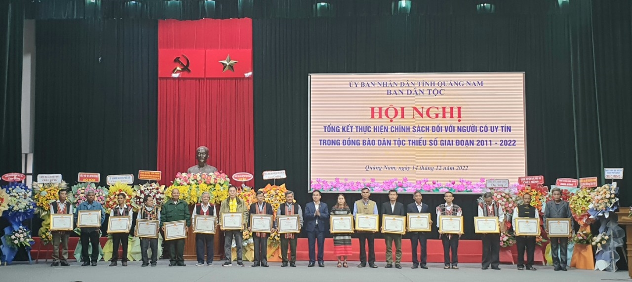 Phó Chủ tịch UBND tỉnh Quảng Nam- Trần Anh Tuấn trao Bằng khen cho Người có uy tín trong đồng bào DTTS tại Hội nghị