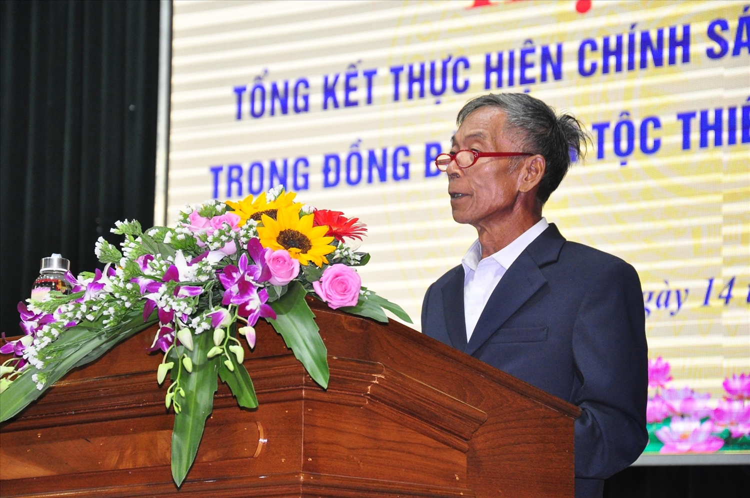 Ông Hồ Văn Dục, Người có uy tín tại xã Phước Gia (Hiệp Đức) trình bày tham luận tại Hội nghị Tổng kết chính sách đối với Người có uy tín trong đồng bào DTTS tỉnh Quảng Nam, giai đoạn 2011-2022. 