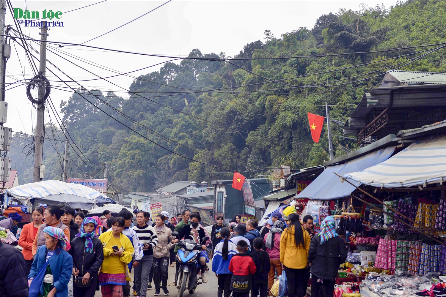 Cứ thứ bảy cuối tuần, chợ phiên Dào San lại thu hút đông đảo bà con các dân tộc tại các xã biên giới huyện Phong Thổ về giao lưu, trao đổi hàng hoá