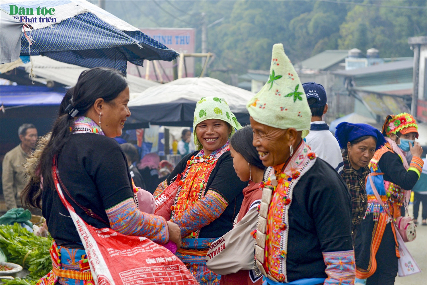 Với người đồng bào vùng cao, chợ phiên là một trong những nơi hội tụ những nét văn hóa các dân tộc địa phương 