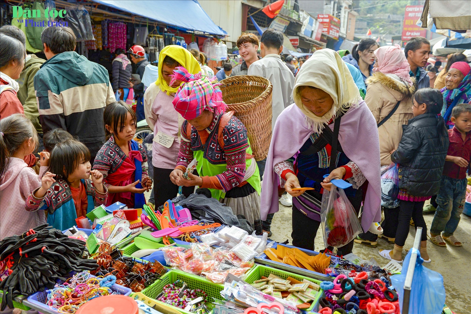 Chợ phiên Dào San bán đủ các mặt hàng, từ cái kim, sợi chỉ, nông sản và trang phục các dân tộc