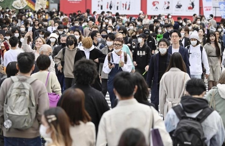Người dân đeo khẩu trang khi đi lại trên tuyến phố Shibuya ở thủ đô Tokyo, Nhật Bản. (Ảnh: Kyodonews)