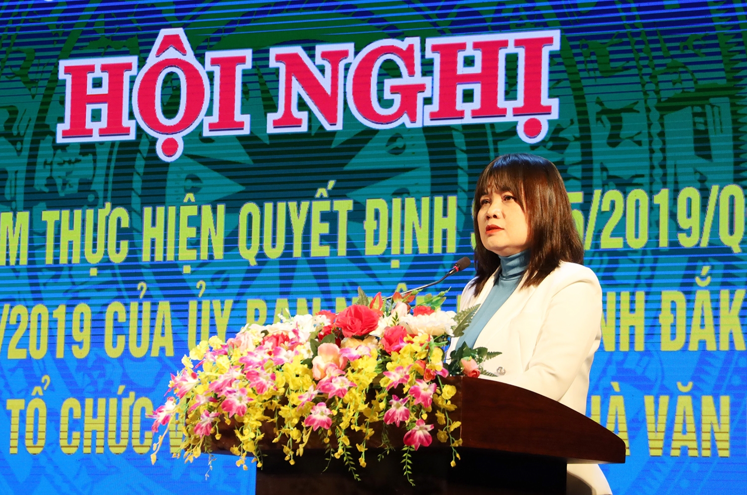 Bà H’Yim Kdoh Phó Chủ tịch UBND tỉnh Đắk Lắk phát biểu tại Hội nghị