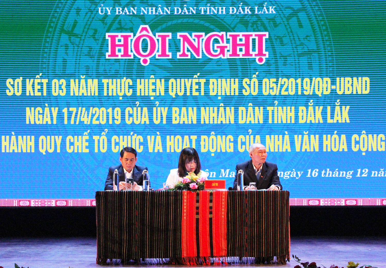 Phó Chủ tịch UBND tỉnh Đắk Lắk H’Yim Kdoh (giữa) chủ trì Hội nghị
