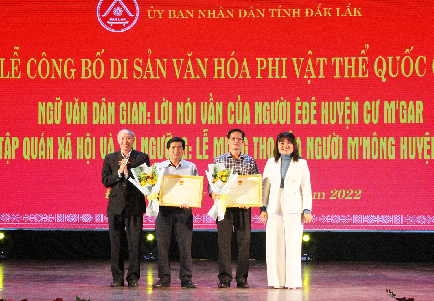 Phó Chủ tịch UBND tỉnh Đắk Lắk H’Yim Kdoh và Giám đốc Sở Văn hóa, Thể thao và Du lịch Thái Hồng Hà trao Chứng nhận Di sản văn hóa phi vật thể Quốc gia cho đại diện 2 huyện