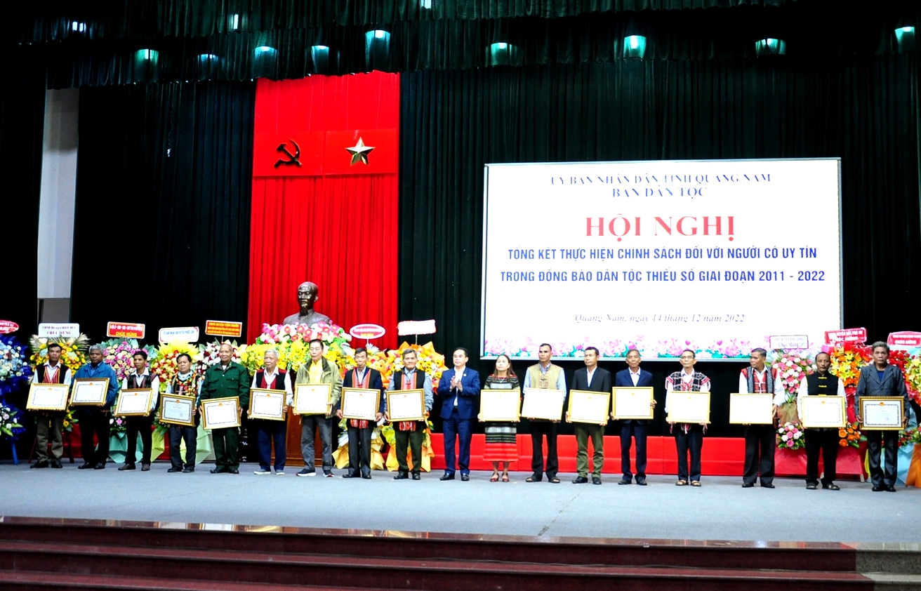 17 cá nhân là Người có uy tín tiêu biểu giai đoạn 2011 - 2022 được UBND tỉnh Quảng Nam tặng Bằng khen. (Ảnh: Vinh Anh)