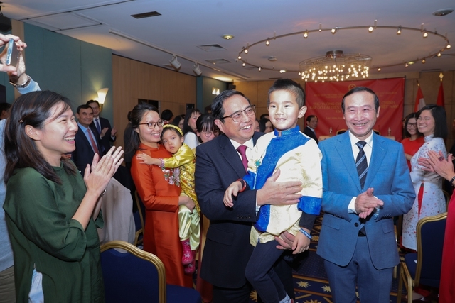 Thủ tướng Phạm Minh Chính gặp gỡ cộng đồng người Việt Nam tại Luxembourg - Ảnh: VGP
