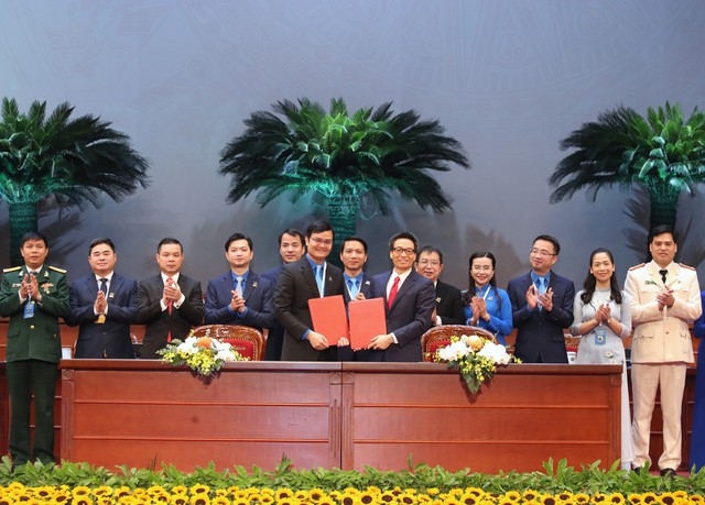 Phó Thủ tướng Vũ Đức Đam và Bí thư thứ Nhất Trung ương Đoàn Bùi Quang Huy ký kết Nghị quyết liên tịch giữa Chính phủ và Ban Chấp hành Trung ương Đoàn giai đoạn 2022 – 2027 - Ảnh: VGP