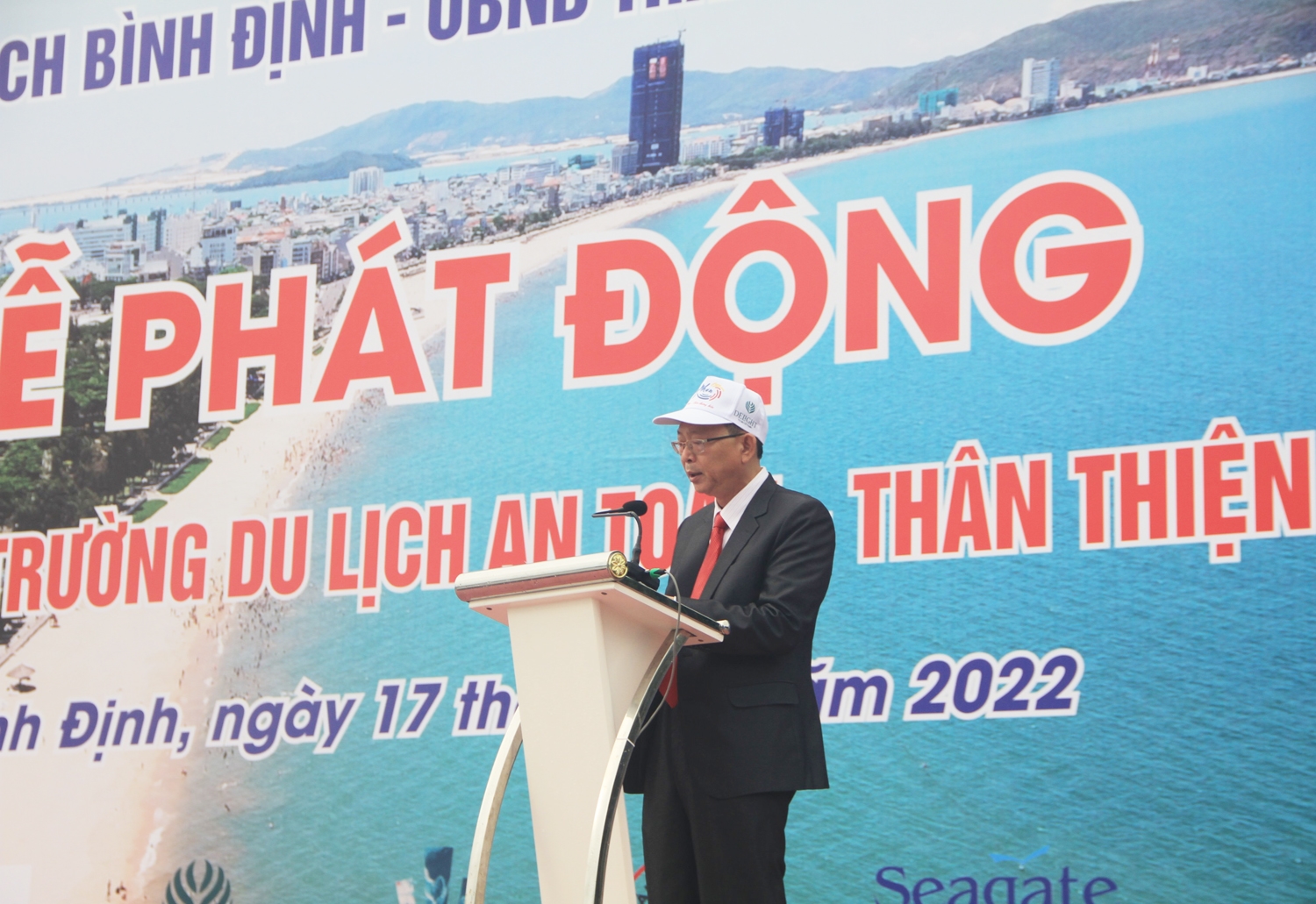 Ông Trần Văn Thanh - Giám đốc Sở Du lịch Bình Định, phát động phong trào xây dựng “Môi trường du lịch an toàn, thân thiện, hấp dẫn”