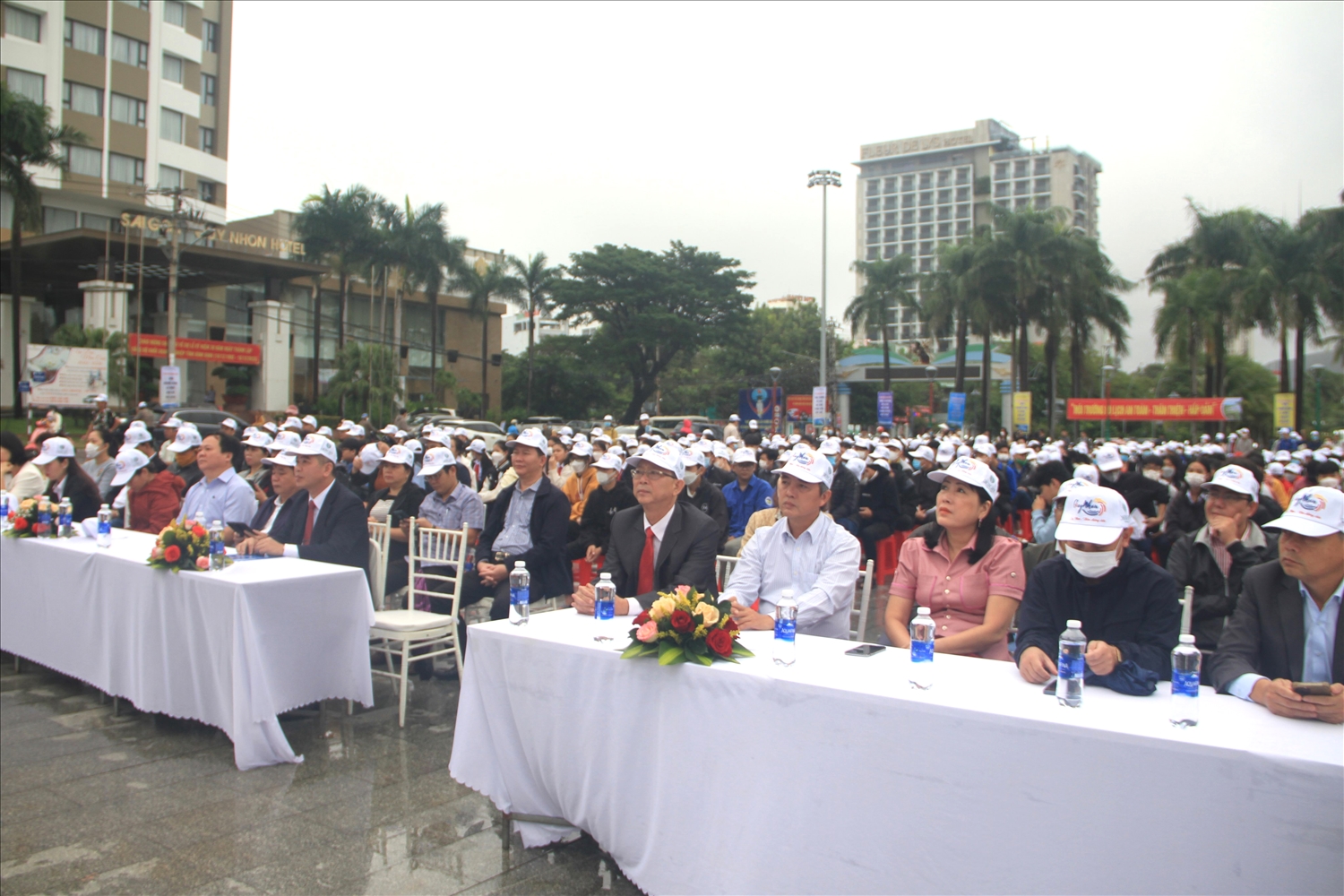 Đông đảo đại biểu và người dân tham gia Lễ phát động phong trào xây dựng “Môi trường du lịch an toàn, thân thiện, hấp dẫn”