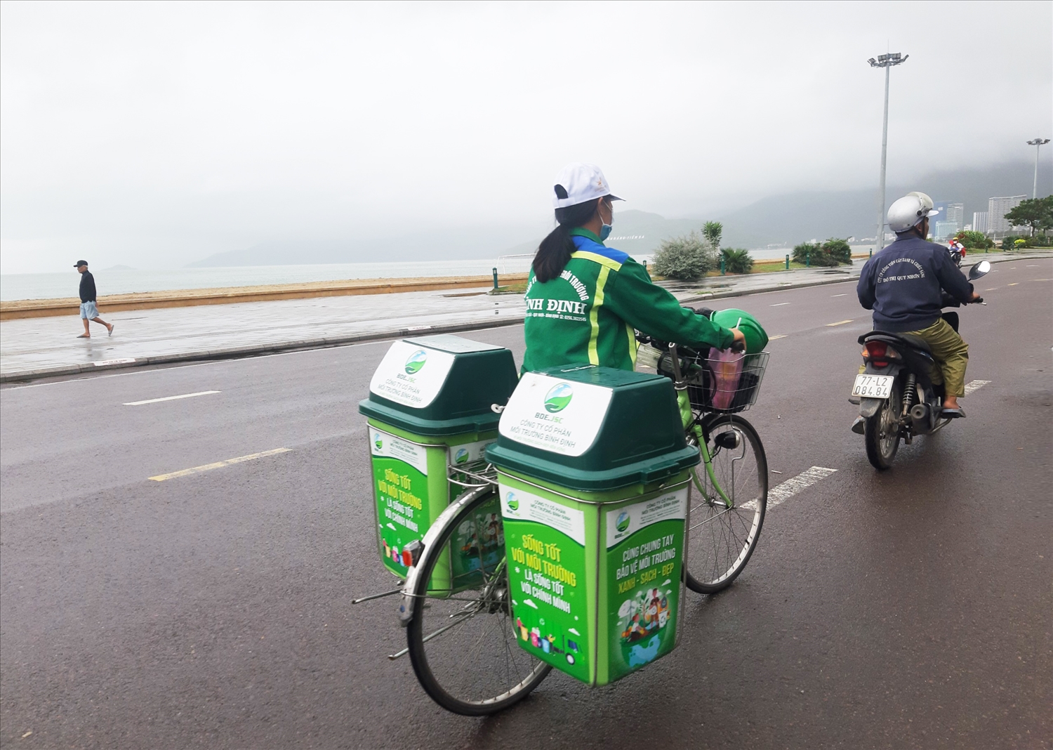 Tỉnh Bình Định tổ chức thu gom rác thải khu vực biển bằng xe đạp thân thiện với môi trường 