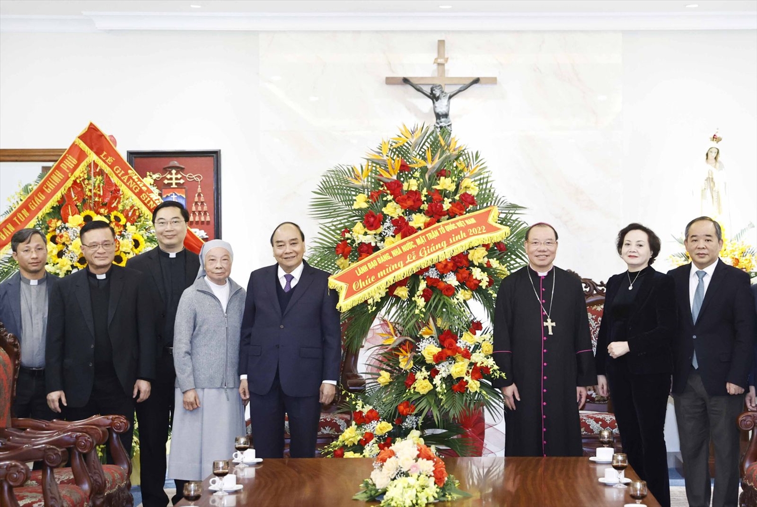 Chủ tịch nước Nguyễn Xuân Phúc tặng hoa chúc mừng Toà Tổng Giám mục Hà Nội Tổng giáo phận Hà Nội. 