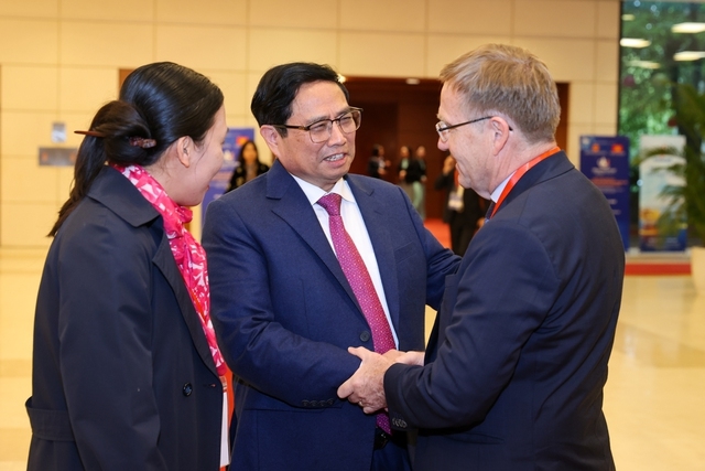Thủ tướng Phạm Minh Chính trao đổi với các đại biểu dự Diễn đàn - Ảnh: VGP/Nhật Bắc