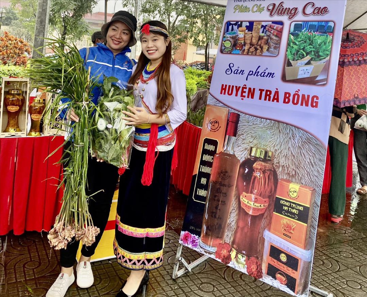 Gian hàng trưng bày sản vật địa phương của huyện Trà Bồng