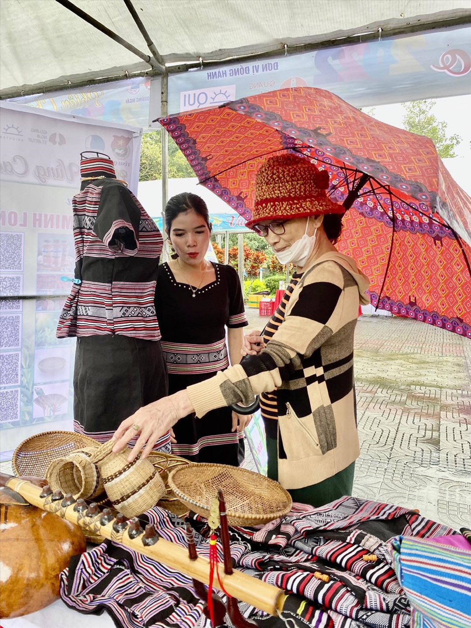  Du khách thích thú với hoa văn độc đáo của trang phục thổ cẩm làng Teng (huyện Ba Tơ).