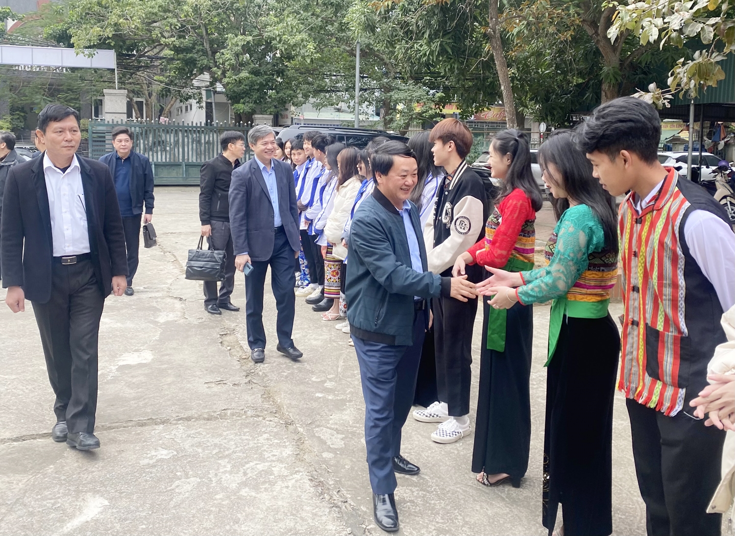 Thày, trò Trường Dự bị Đại học Dân tộc Sầm Sơn vui mừng chào đón Bộ trưởng, Chủ nhiệm UBDT Hầu A Lềnh và Đoàncông tác đến thăm Trường