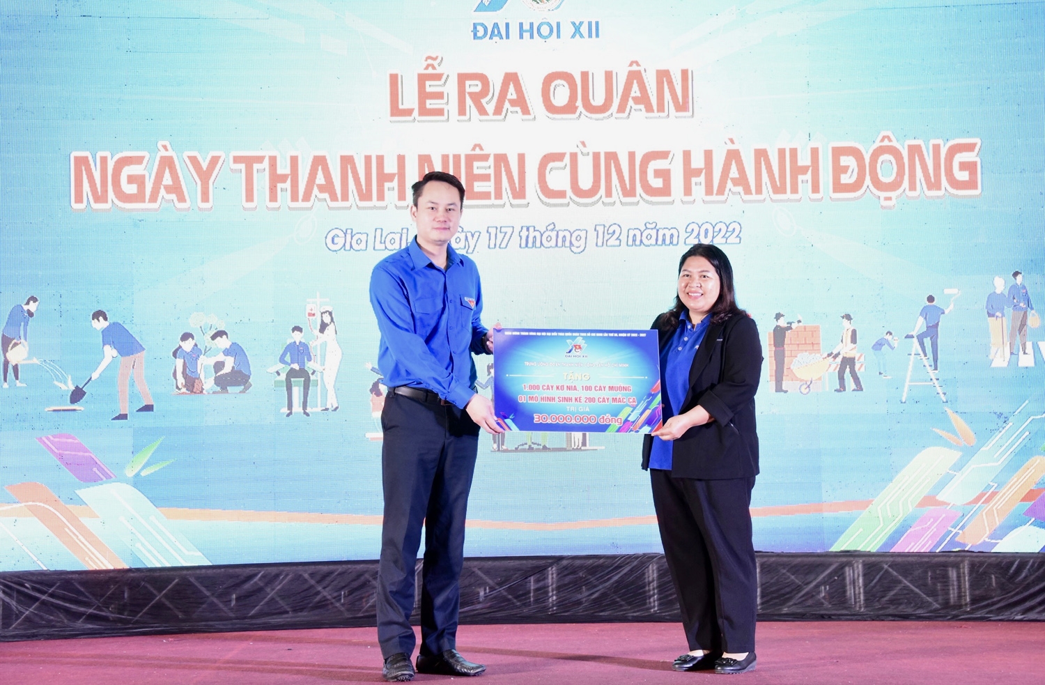 Phó Trưởng ban Đoàn kết, tập hợp Thanh niên Trung ương Đoàn Nguyễn Kim Quy trao bảng tượng trưng mô hình sinh kế cho thanh niên tặng Tỉnh Đoàn Gia Lai