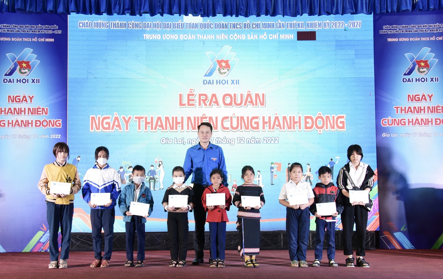 Phó Trưởng ban Đoàn kết, tập hợp Thanh niên Trung ương Đoàn Nguyễn Kim Quy tặng quà cho học sinh khó khăn trên địa bàn Tp. Pleiku (Gia Lai)