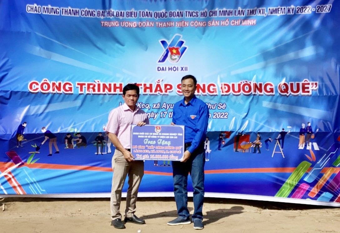 Đoàn cơ sở PC Gia Lai bàn giao công trình "Thắp sáng đường quê"cho làng Keo, xã Ayun