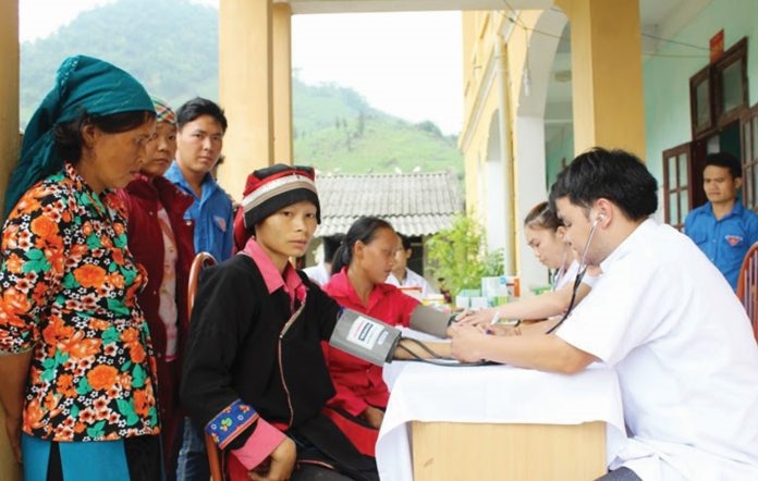 Người dân khám chữa bệnh tại Trạm Y tế xã Tả Ván, huyện Quản Bạ, tỉnh Hà Giang