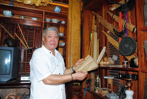Những cuốn sách chữ Thái cổ có giá trị được ông Phúc sưu tầm, gìn giữ