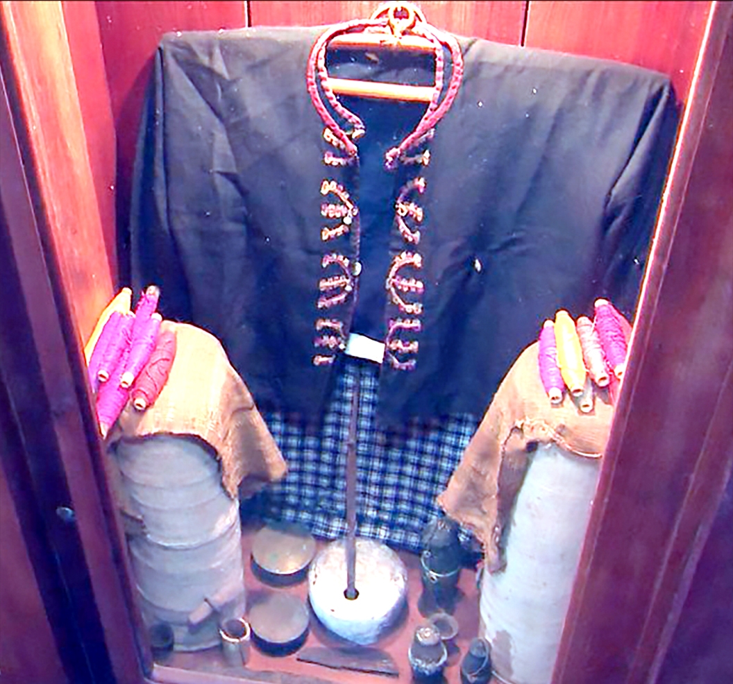 Trang phục của dân tộc Thái được ông Phúc nâng niu trưng bày trong tủ kính