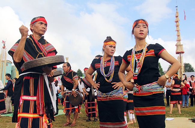  Đồng bào Bh’noong vui múa trong ngày hội mừng lúa mới. (Ảnh: Alăng Ngước)