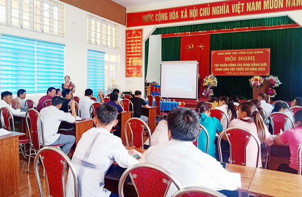 Cán bộ Ban Dân tộc tỉnh Cao Bằng truyền đạt nội dung chuyên tại Hội nghị tập huấn về công tác bình đẳng giới năm 2022 tại xã Vũ Minh, huyện Nguyên Bình 