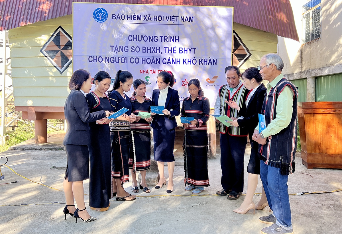 Từ ngày 23/11 đến nay, toàn tỉnh Gia Lai có 210 sổ BHXH và 1.004 thẻ BHYT đã được trao tặng đến người có hoàn cảnh khó khăn trên địa bàn tỉnh Gia Lai