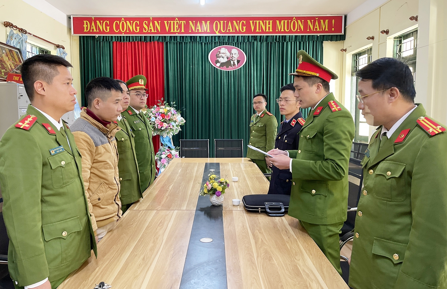 Cơ quan cảnh sát điều tra Công an tỉnh Sơn La thi hành lệnh bắt tạm giam Nguyễn Như Thành (hàng bên trái, thứ 2 từ ngoài vào)
