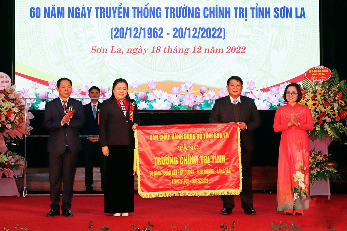  Lãnh đạo Tỉnh ủy Sơn La tặng cờ lưu niệm trường Chính trị tỉnh Sơn La. (Ảnh: Đình Thành)