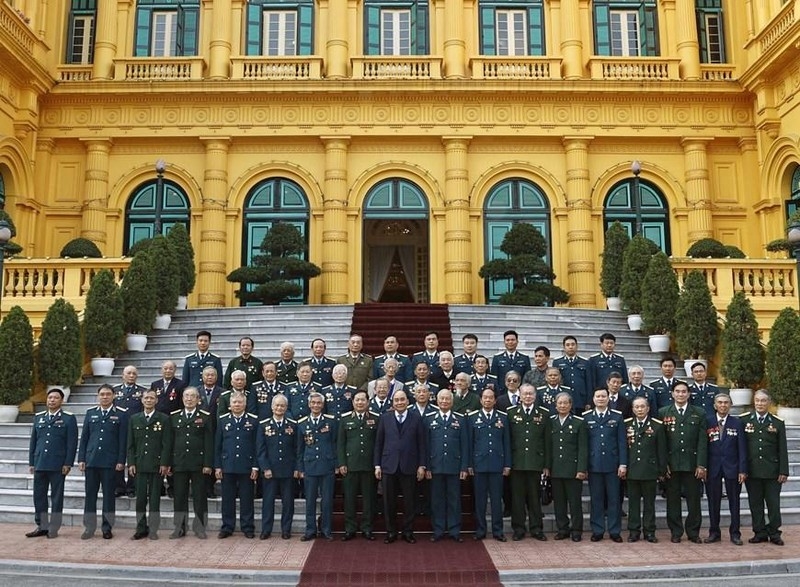 Chủ tịch nước Nguyễn Xuân Phúc chụp ảnh lưu niệm cùng các cựu chiến binh Sư đoàn 361. (Ảnh: TTXVN)