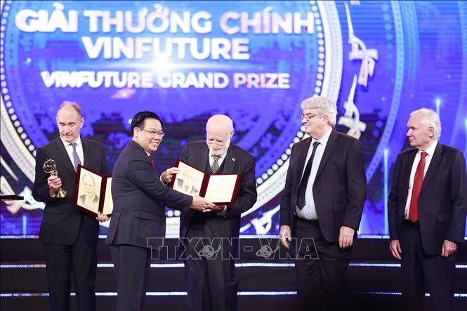 Chủ tịch Quốc hội Vương Đình Huệ trao Giải thưởng Chính VinFuture 2022 trị giá 3 triệu USD đã được trao cho 5 nhà khoa học với các tầng phát minh đột phá trong việc kết nối công nghệ mạng toàn cầu. Ảnh: Doãn Tấn/TTXVN