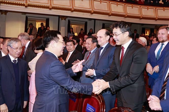 Chủ tịch Quốc hội Vương Đình Huệ với các đại biểu. Ảnh: Doãn Tấn/TTXVN