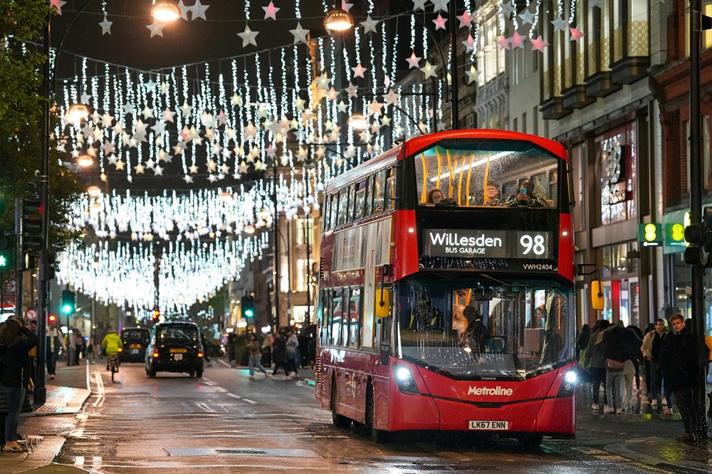Xe buýt trên phố Oxford, một trong những khu phố mua sắm đông đúc nhất ở London (Anh) dưới những ngọn đèn Giáng sinh, 