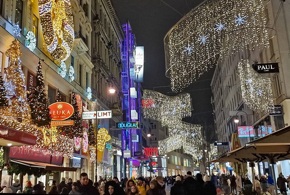 Trung tâm thủ đô Vienna, Áo được trang trí Noel, chật kín người qua lại . Ảnh: Nguyễn Tất Thịnh