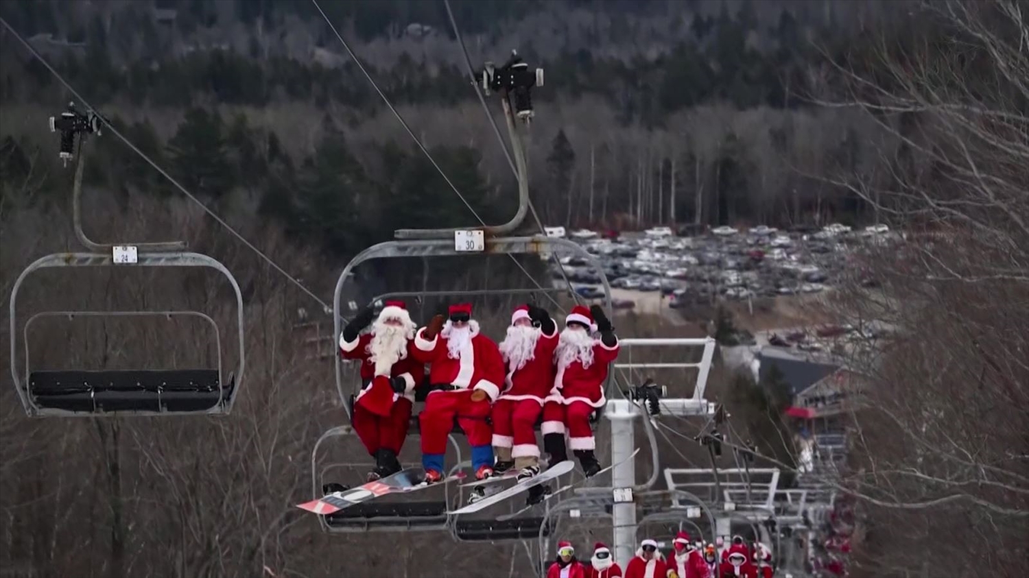 250 vận động viên trượt tuyết hóa trang thành ông già Noel cùng nhau trượt tuyết để gây quỹ từ thiện.