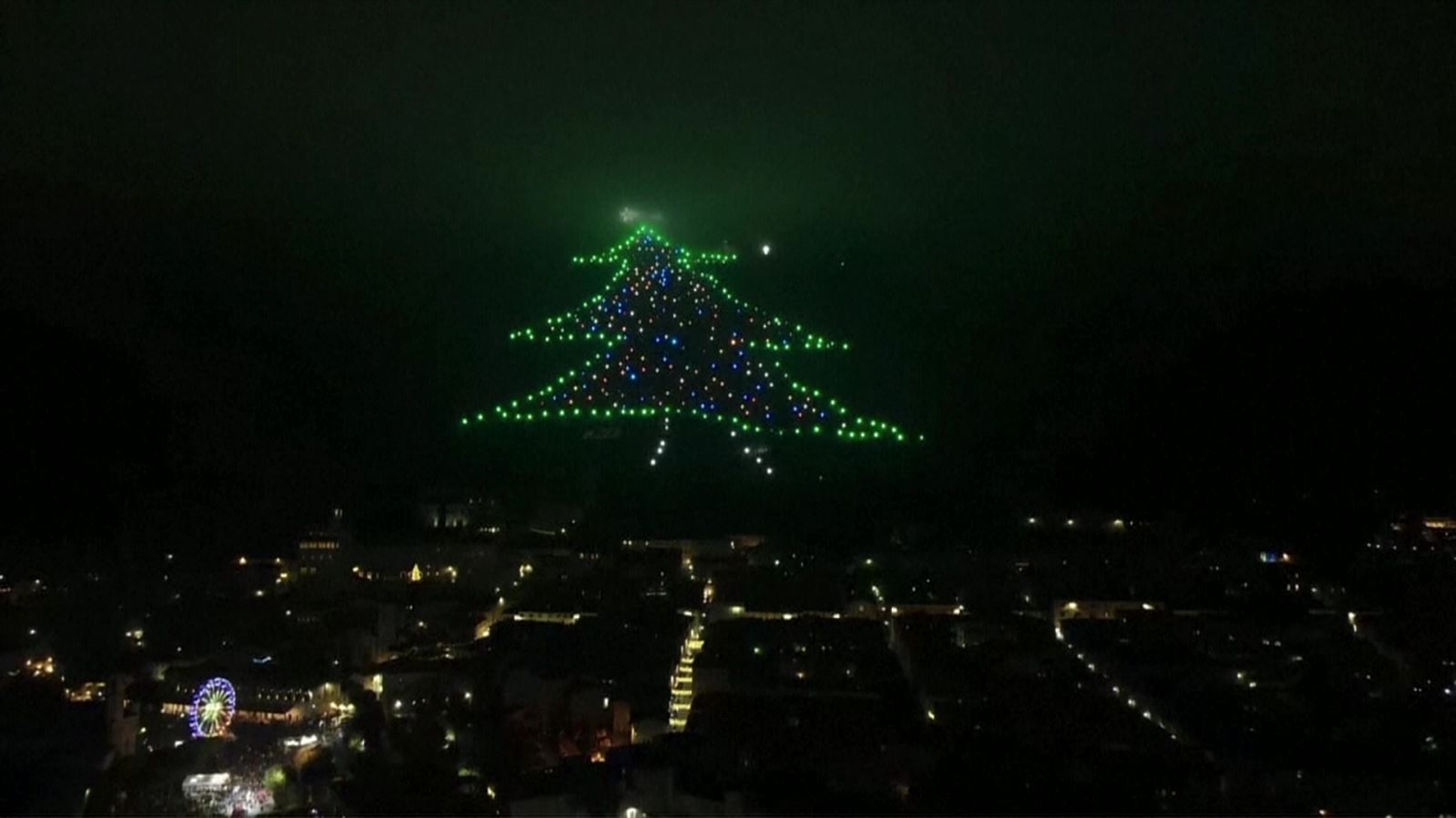 Thị trấn Gubbio tại Italy đón Giáng sinh bằng cây thông lớn nhất thế giới. 