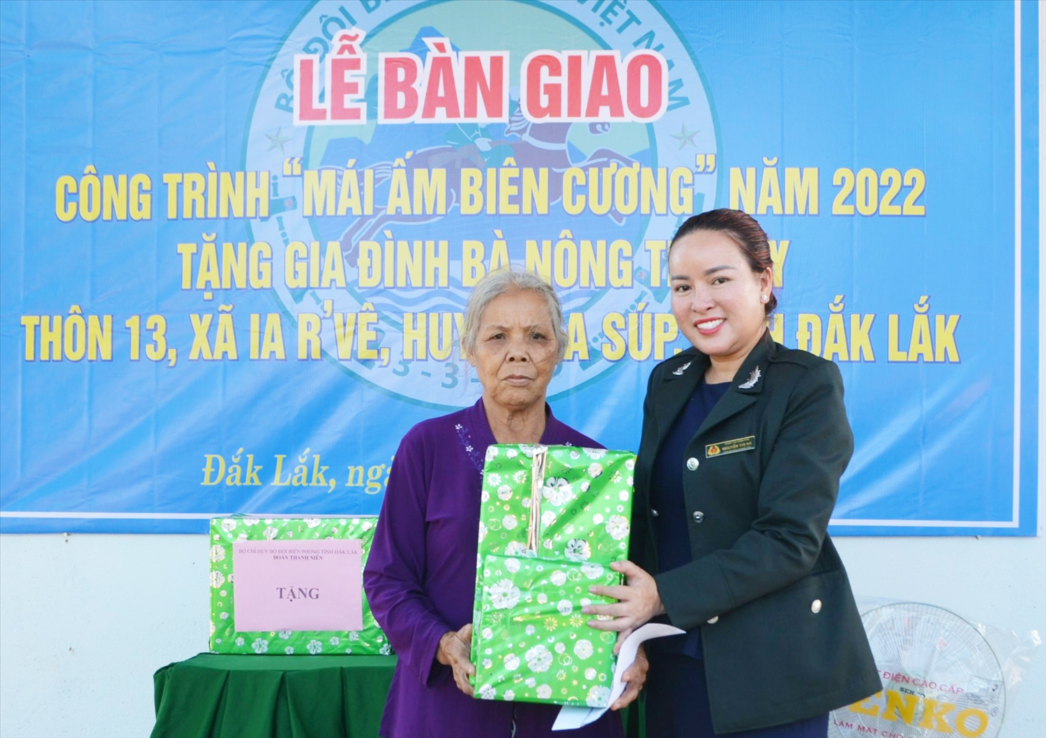 Đại diện Đoàn Thanh niên và Hội phụ nữ BĐBP tỉnh Đắk Lắk trao quà tặng gia đình bà Nông Thị Bay