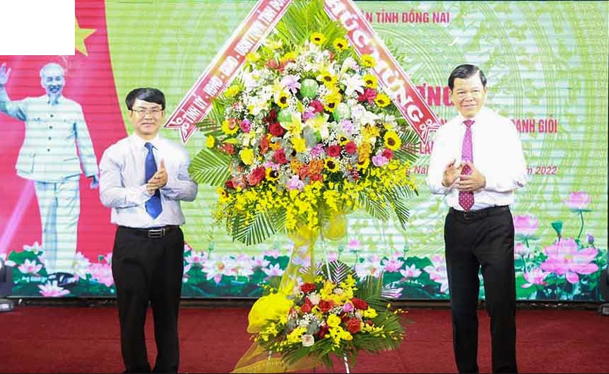 Ông Nguyễn Hồng Lĩnh Ủy viên Trung ương Đảng, Bí thư Tỉnh ủy tỉnh Đồng Nai, đến dự và tặng hoa chúc mừng 