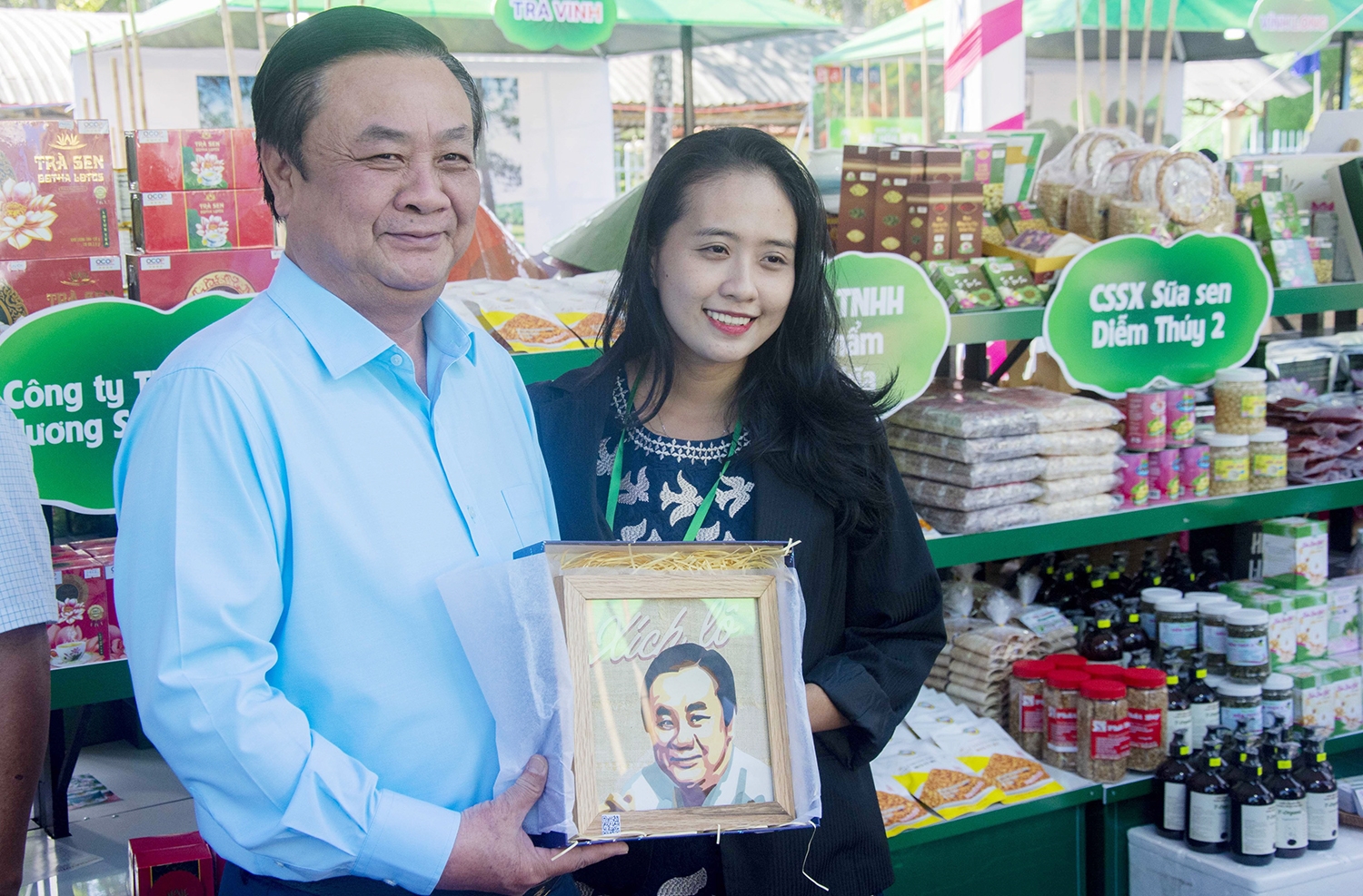 Bộ trưởng Bộ Nông nghiệp và Phát triển Nông thôn, Lê Minh Hoan nhận món quà của đơn vị khởi nghiệp là bức chân dung hết sức ý nghĩa được làm từ sợi Sen
