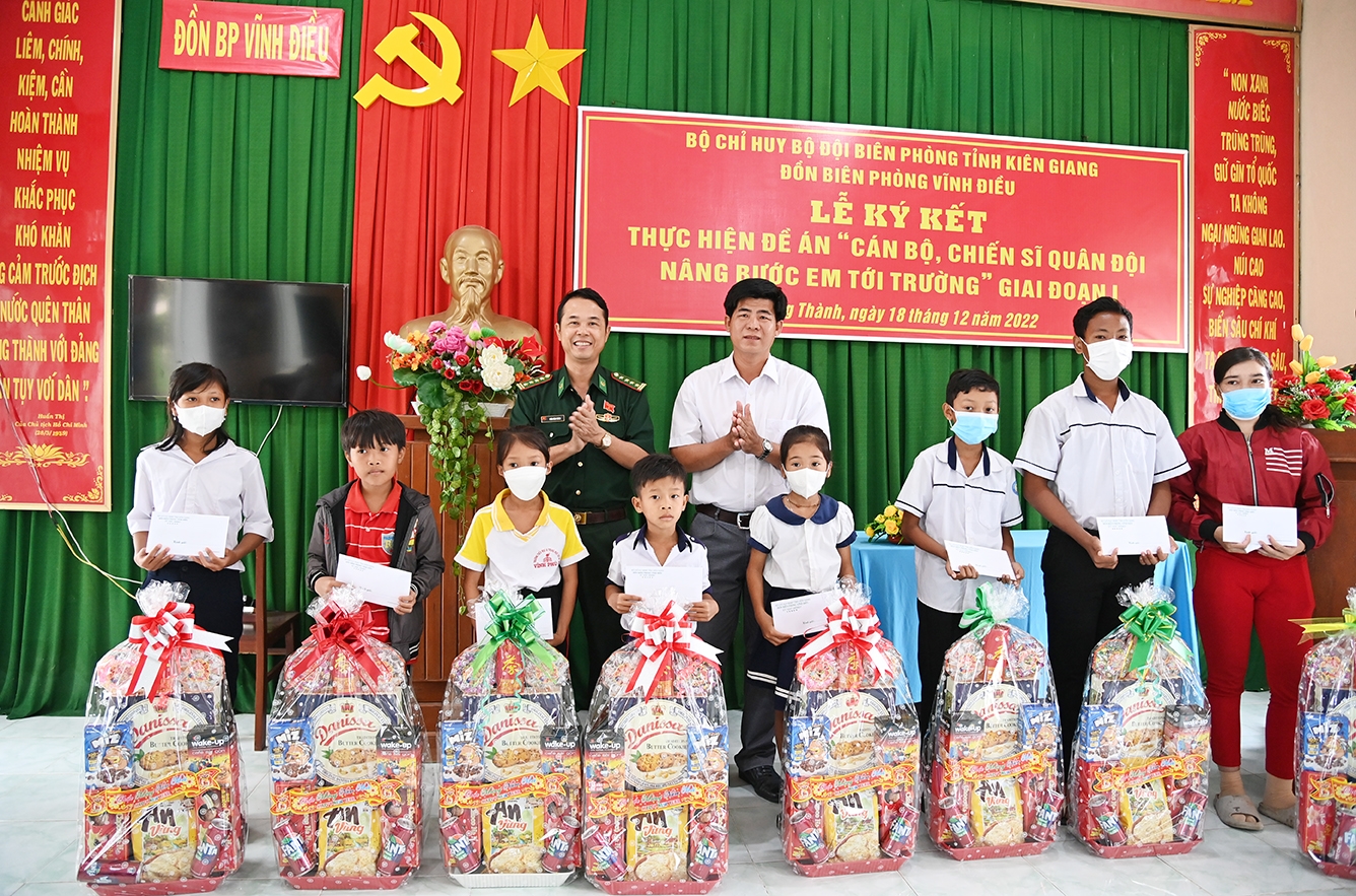 Đại tá Doãn Đình Tránh - Phó Chính ủy BĐBP tỉnh Kiên Giang trao quà và học bổng cho học sinh con em đồng bào Khmer 
