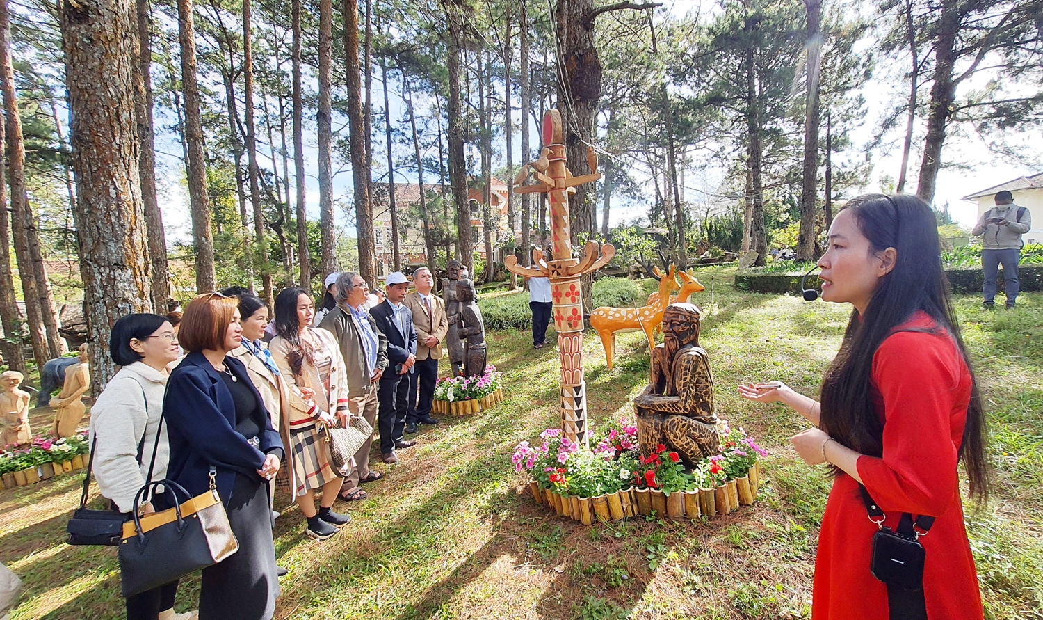 Các đại biểu và du khách tham quan không gian hoa và tượng gỗ Tây Nguyên