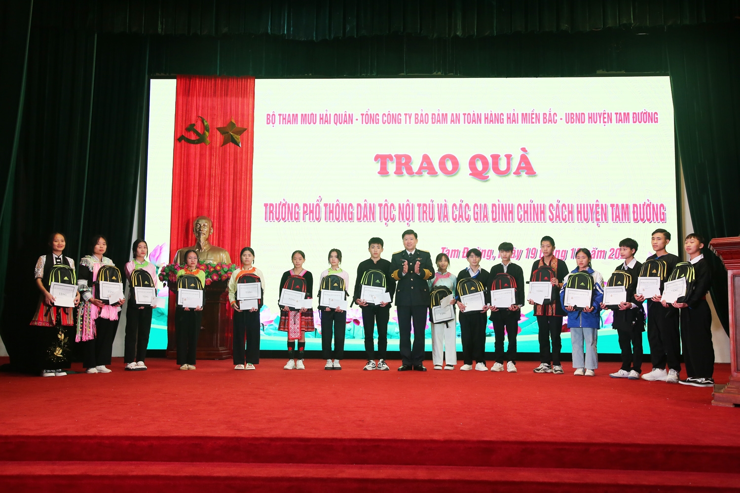 Bộ Tham mưu tặng quà cho 16 cháu học sinh giỏi có hoàn cảnh đặc biệt khó khăn của Trường PTDT Nội trú huyện Tam Đường (Lai Châu)