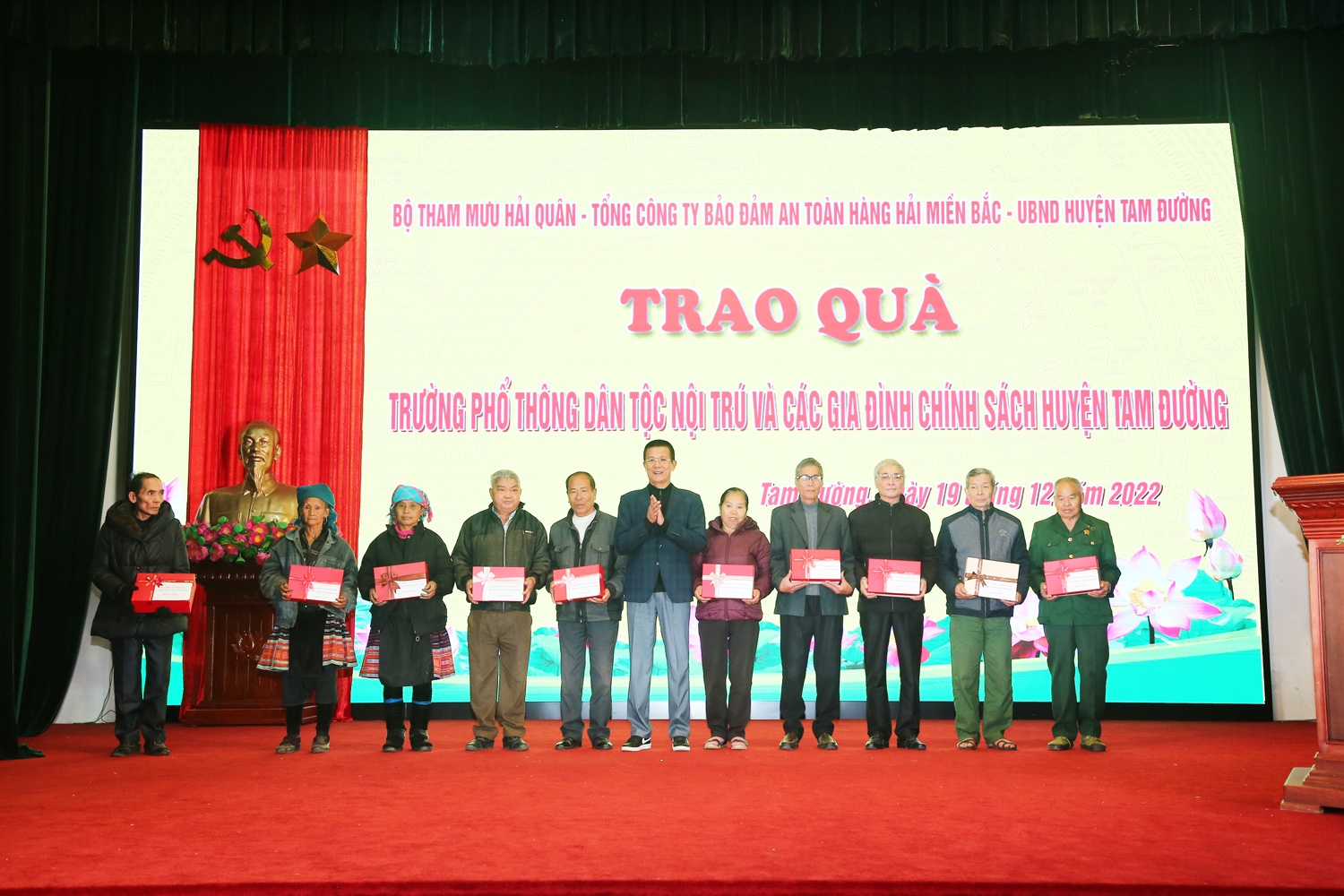 Tặng quà 10 gia đình chính sách có hoàn cảnh khó khăn trên địa bàn huyện Tam Đường