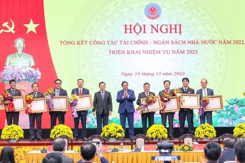 Thủ tướng Phạm Minh Chính trao Huân chương Lao động hạng Nhất, Nhì cho các cá nhân có thành tích xuất sắc. (Ảnh: VGP/Nhật Bắc)